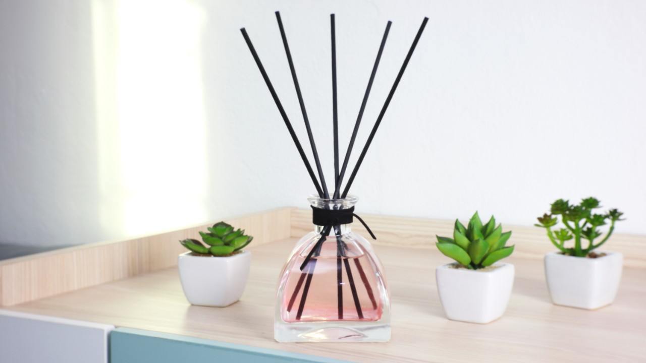 HOW TO USE ESSENTIAL OILS REED DIFFUSERS 